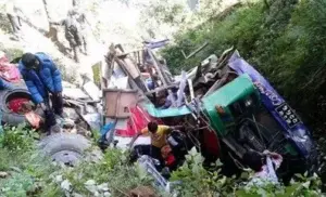 Al menos 30 muertos y 35 heridos al caer un autobús en un precipicio en Nepal