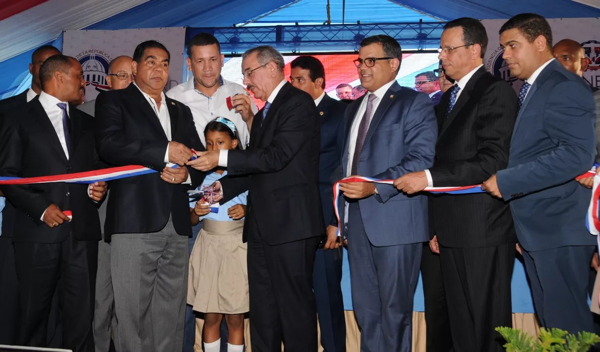 Presidente Medina inaugura  escuela