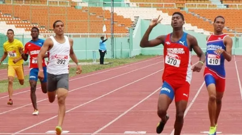 Atletismo RD barre  Juegos Estudiantiles