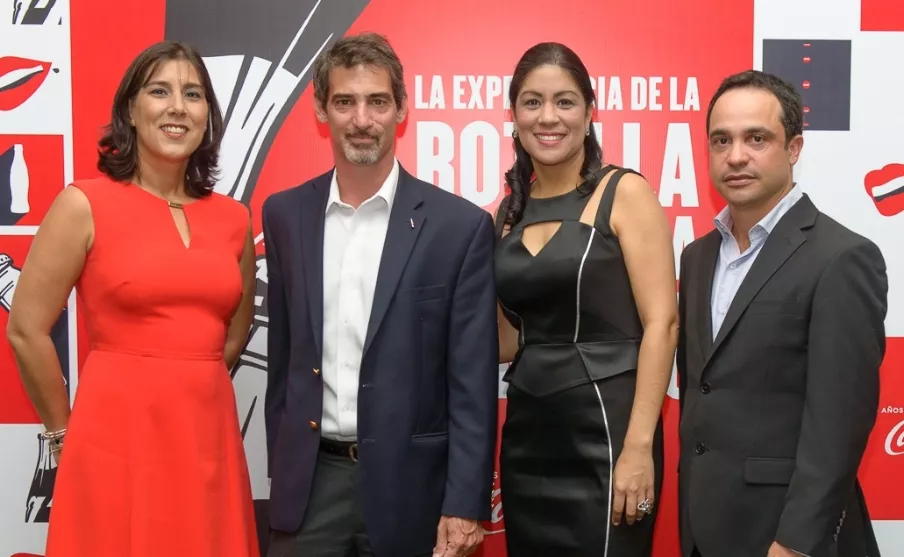 Cien años de la botella de  Coca-Cola en una muestra