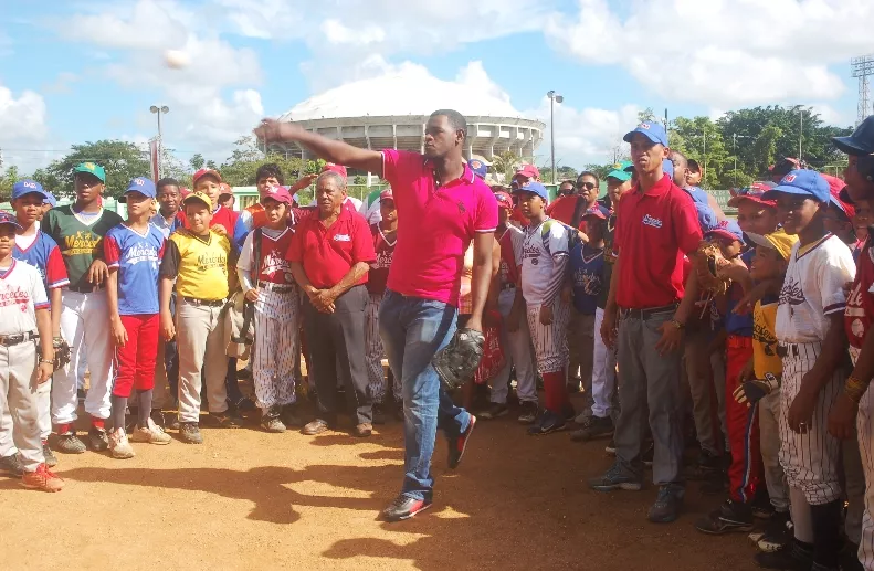 Severino exhorta a niños trillar el camino del éxito