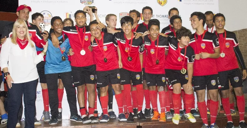 Colegios ganan torneo fútbol