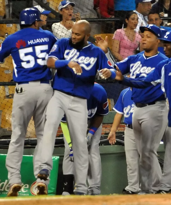 Tigres del Licey vence Toros y siguen líderes en béisbol dominicano