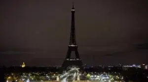 La Torre Eiffel apaga sus luces en señal de luto y cierra al público «hasta nuevo aviso»