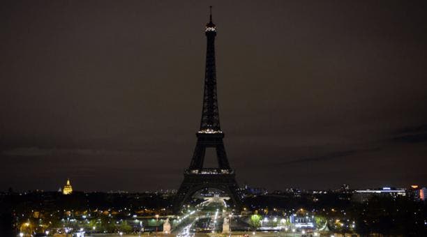 La Torre Eiffel apaga sus luces en señal de luto y cierra al público «hasta nuevo aviso»