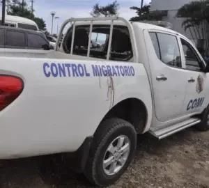 Turba haitiana agrede personal Migración