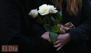 Rosas blancas en Saint Denis homenajean a las víctimas de los atentados en París