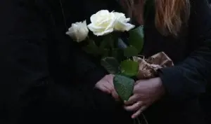 Rosas blancas en Saint Denis homenajean a las víctimas de los atentados en París