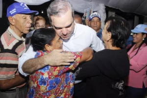 Luis Abinader abraza a una simpatizante en Santiago.
