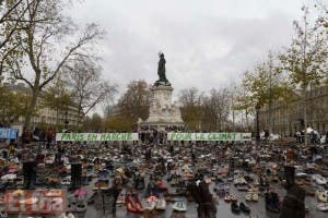 París: Protestas con zapatos tras veto a marcha sobre clima