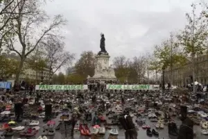 París: Protestas con zapatos tras veto a marcha sobre clima