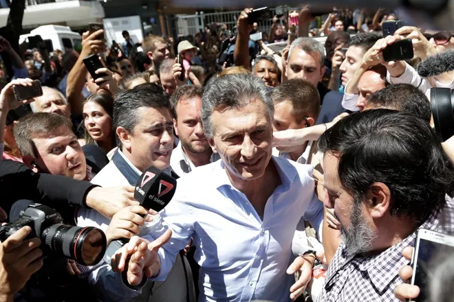 Sondeos de boca de urna apuntan a triunfo de Mauricio Macri en Argentina