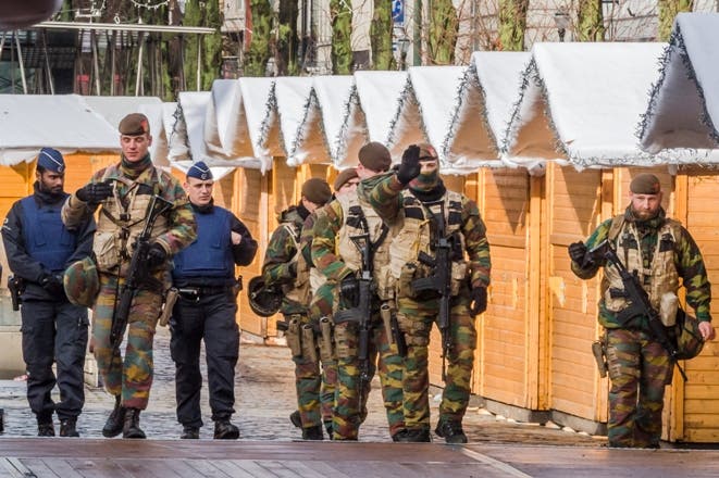 Bruselas sigue en alerta máxima mientras busca a sospechoso atentados de París