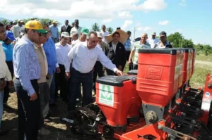 El ministro de Agricultura, Ángel Estévez recarga con semilla de habichuelas una de las modernas sembradoras para apoyar a los productores de la leguminosa.