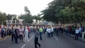 Policía vuelve a impedir paso de manifestantes a la Oisoe