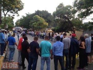 Manifestantes realizan la séptima Cadena Humana OISOE, pese a las lluvias y agentes policiales