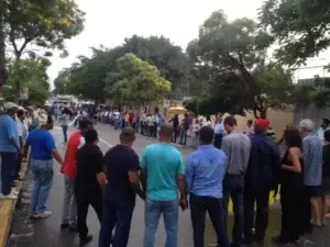 Manifestantes realizan la séptima Cadena Humana OISOE, pese a las lluvias y agentes policiales