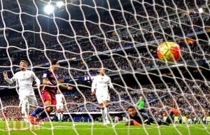 El Barça logra su triunfo más amplio en el Bernabéu