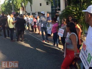 Policía apresa y agrede varios manifestantes frente a la OISOE