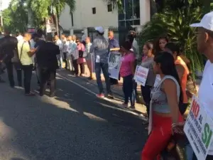 Policía apresa y agrede varios manifestantes frente a la OISOE