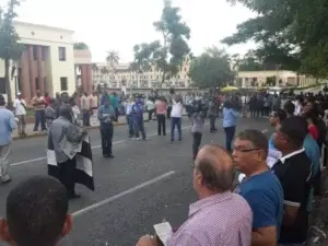 Pese a agresión policial frente a OISOE, manifestantes realizan Cadena Humana