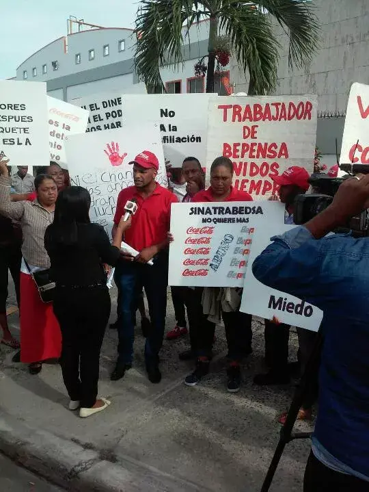 Trabajadores de Coca Cola se movilizan frente a la empresa en demanda de nuevo pacto colectivo