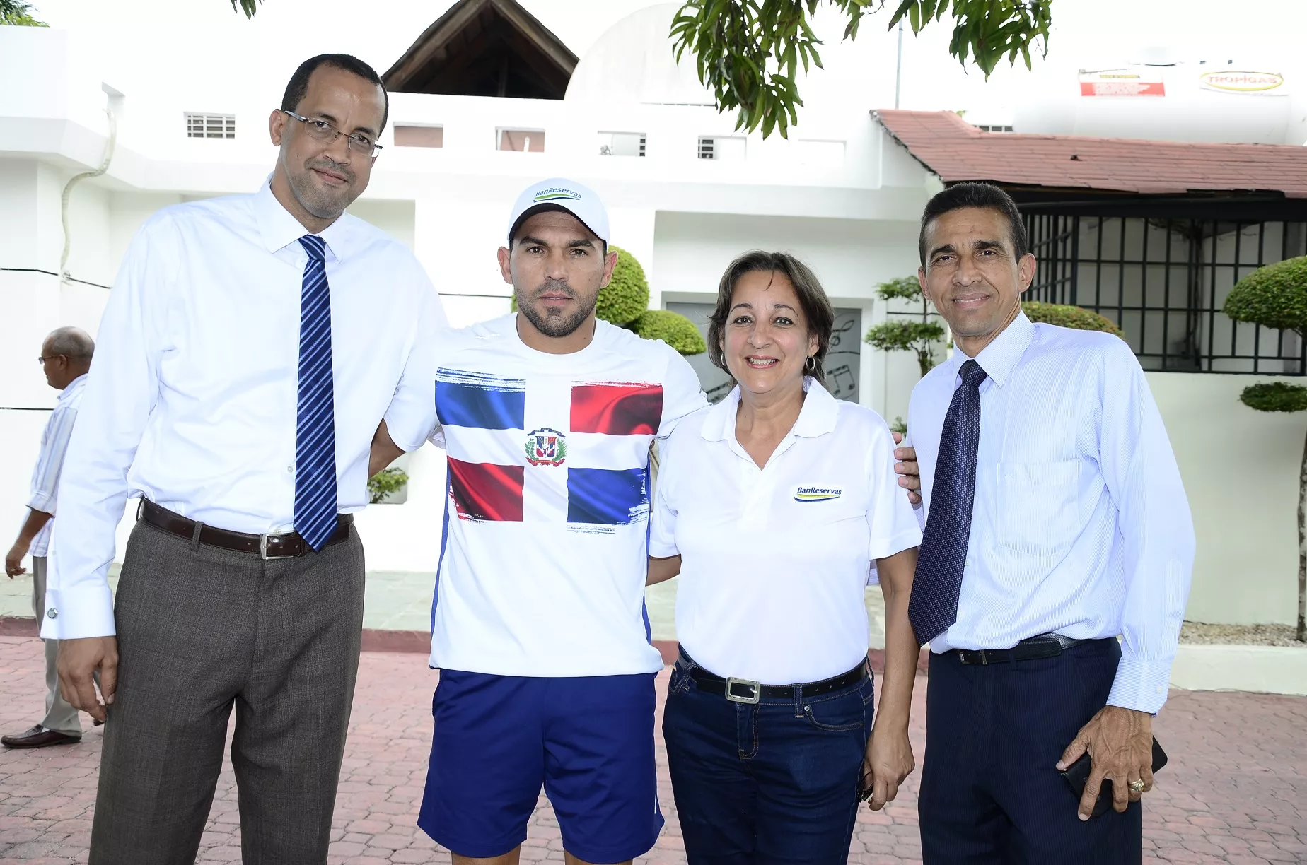 Victor Estrella imparte entrenamiento a clientes ganadores concurso Banreservas