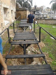 El puente peatonal de acceso a la Ciudad Colonial, un peligro para los escolares y visitantes