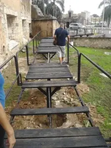 El puente peatonal de acceso a la Ciudad Colonial, un peligro para los escolares y visitantes