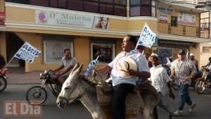 Nina, el aspirante a alcalde que hace política en un burro