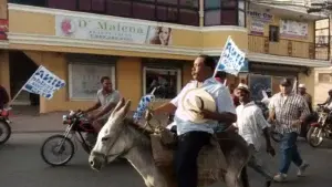 Nina, el aspirante a alcalde que hace política en un burro