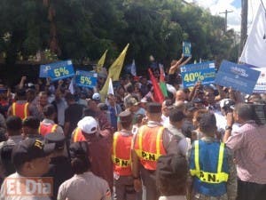 Enfrentamiento entre policías y estudiantes UASD que marchan a Palacio Nacional