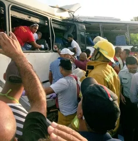 Al menos 7 muertos y varios heridos en choque entre dos autobuses carretera Verón- Higüey