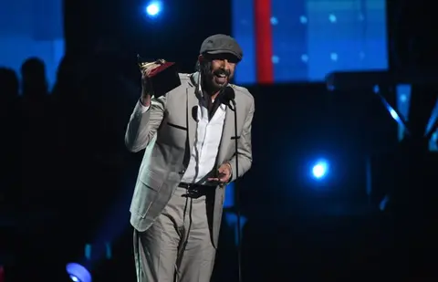 Juan Luis Guerra evita pleno de Lafourcade en unos politizados Grammy Latino