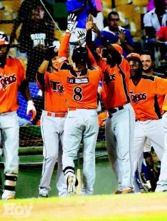 Escogido y Toros buscan sellar pase a semifinal béisbol dominicano