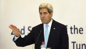 Kerry califica los atentados de París de “combinación del medievo y fascismo»