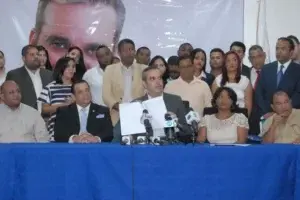 Luis Abinader acusa a Danilo Medina de querer establecer una dictadura de partido único