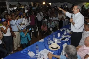 Luis-Abinader-habla-en-actividad-en-Puñal-Santiago.-300×199