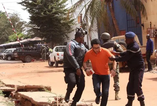 Liberan 80 rehenes del hotel de Bamako en medio de disparos de asaltantes