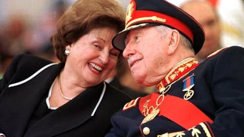 Acusan de ladrona a la viuda de Augusto Pinochet