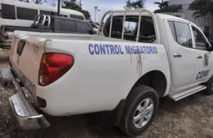 Cientos de haitianos hieren agentes de Migración en la avenida 27 de febrero