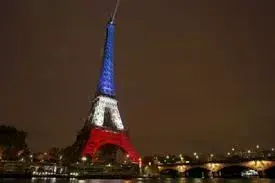 La Torre Eiffel reabre y se iluminará con los colores de la bandera francesa