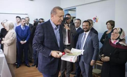 Erdogan triunfa en las legislativas de Turquia y su partido recupera la mayoría absoluta en el parlamento