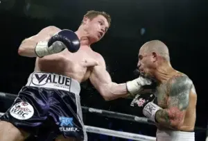 Canelo Álvarez gana a Miguel Cotto en combate por título de peso mediano