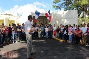 Alianza Francesa de Santiago guarda minuto de silencio por víctimas de atentados en París