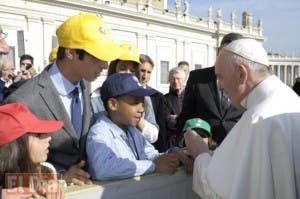 Niño dominicano se encuentra por segunda vez con Papa Francisco