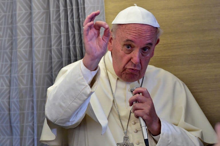 Papa pide respuesta audaz y creativa a migración global