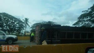 Patana accidentada en autopista Las Americas provoca gran taponamiento