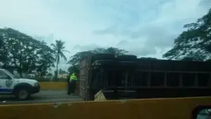 Patana accidentada en autopista Las Americas provoca gran taponamiento