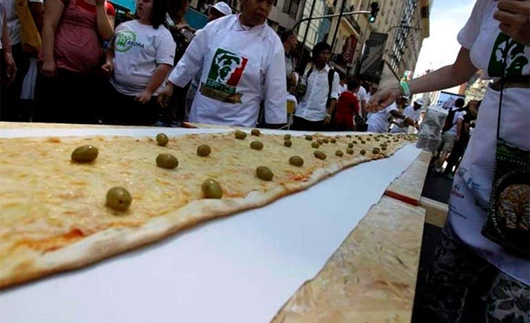 Amasan pizza más larga de Buenos Aires para ayudar personas con síndrome Down